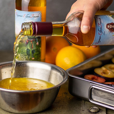 Veganes Rezept mit Veganem ElfenTrunk, vegane Met-Alternative - Pflaumen in ElfenTrunk Sauce