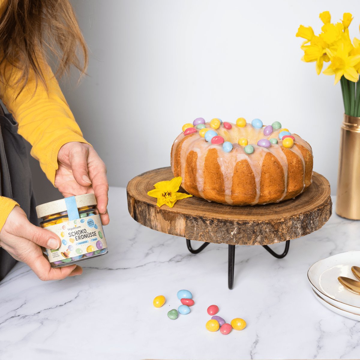 Veganes Rezept Osterkuchen mit Schoko-Erdnüssen, bunte Kuchendeko, backen