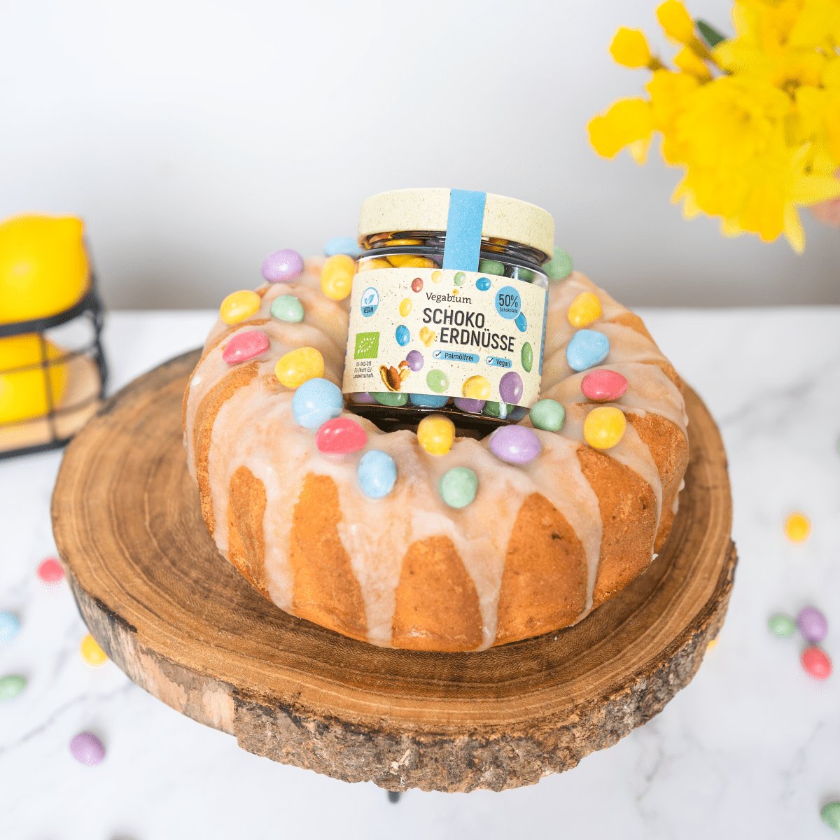 Veganes Rezept Osterkuchen mit Schoko-Erdnüssen, bunte Kuchendeko, backen