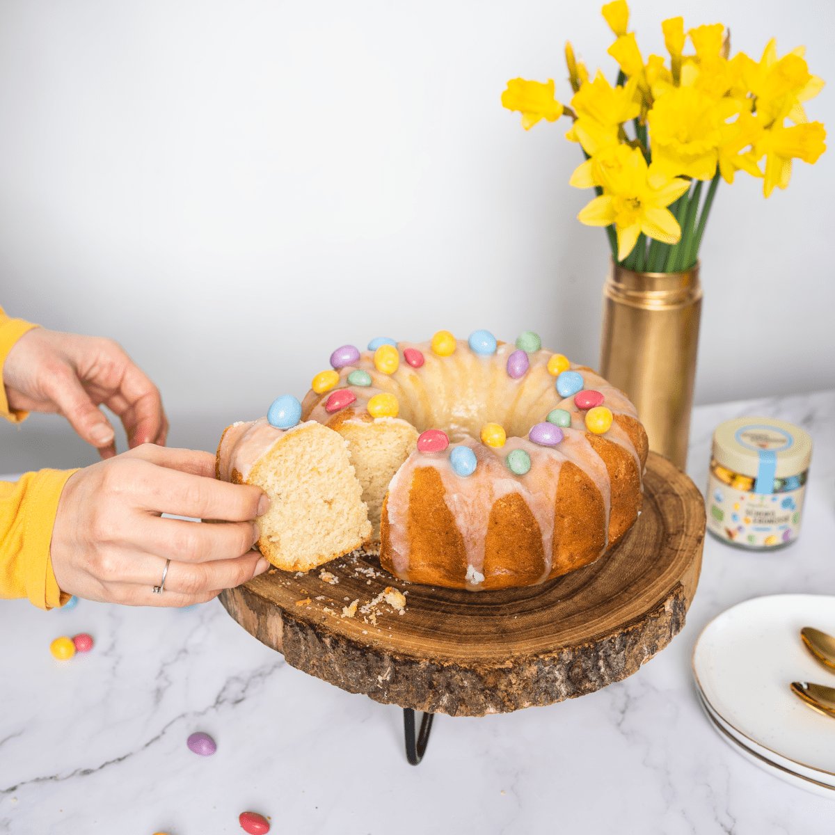 Veganes Rezept Osterkuchen mit Schoko-Erdnüssen, bunte Kuchendeko, backen