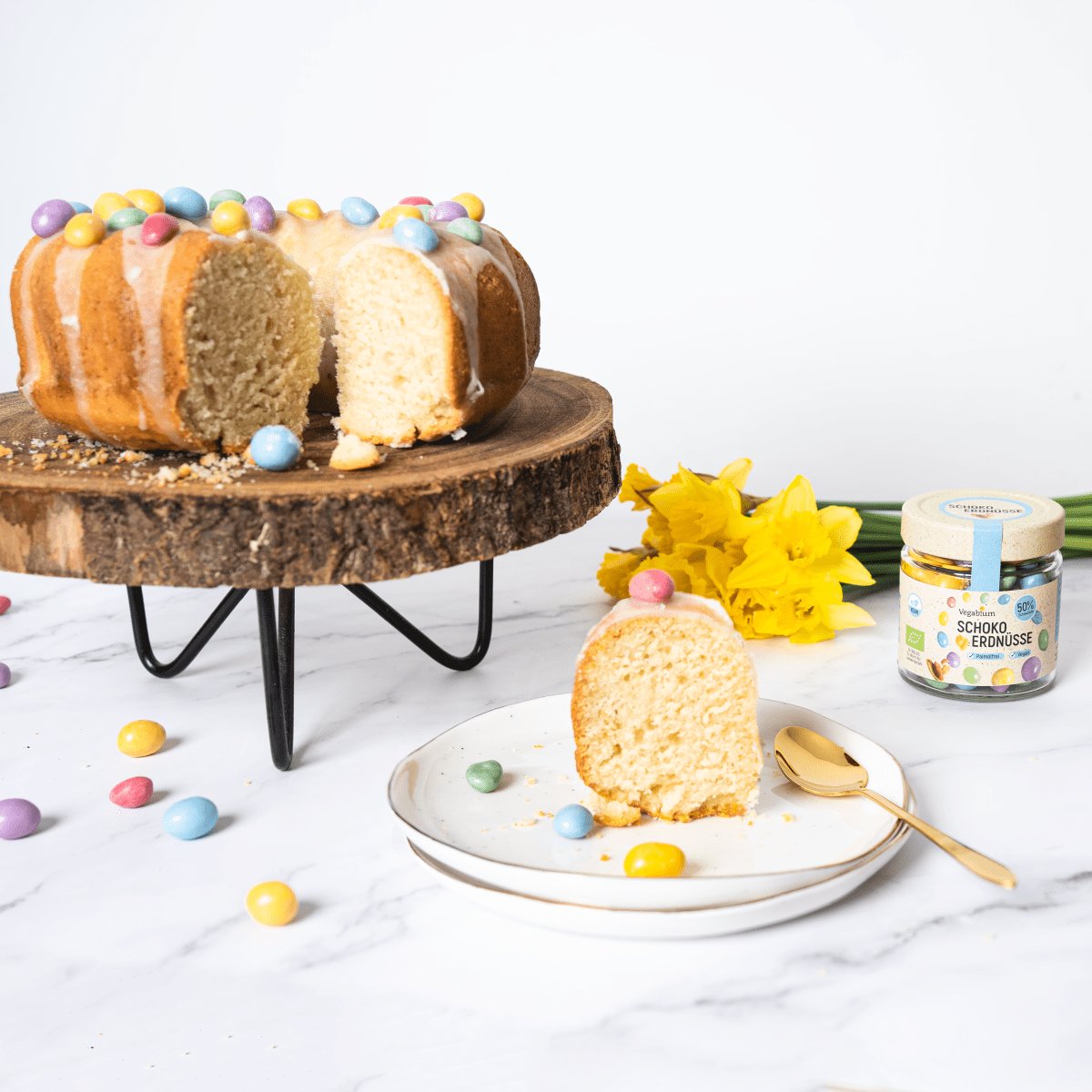 Veganes Rezept Osterkuchen mit Schoko-Erdnüssen, bunte Kuchendeko, backen