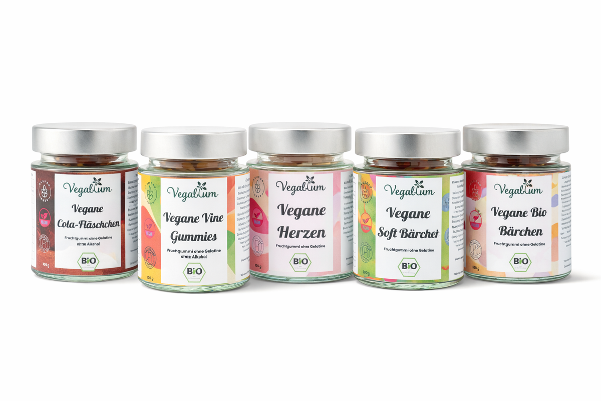 Fünf originale Vegablum Naschgläser: Cola Fläschchen, Vine Gummies, Herzen, Soft Bärchen und Bio Bärchen auf weißem Hintergrund