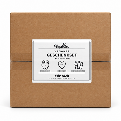 Geschlossener Vegablum Geschenkset Karton mit Etikett für Bio Bärchen, Bio Herzen und Bio Vine Gummies, 3 XL Gläser, 840 g