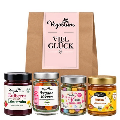 Vegane Geschenktüte mit Grußetikett Viel Glück und vier Vegablum Leckereien