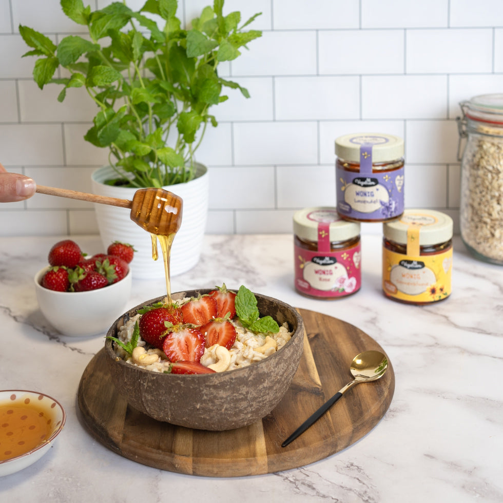 Frühstücksbowl mit veganer Honig-Alternative, Wonig und Früchten